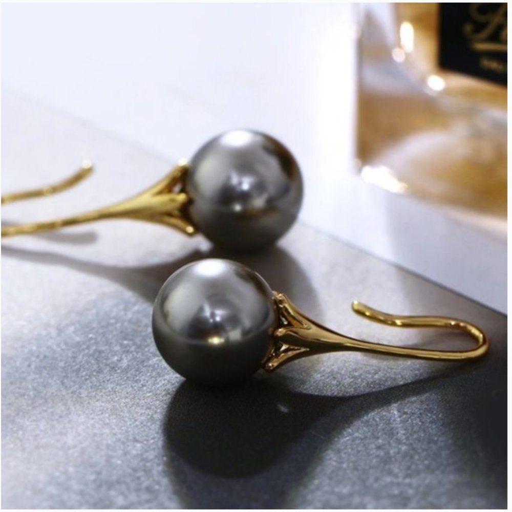 Elegant Grey Pearl Earrings - Picture 8 of 9